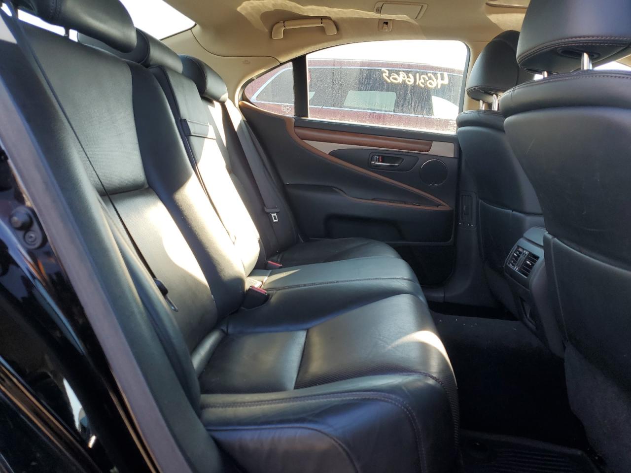 2016 Lexus LS - Image 10