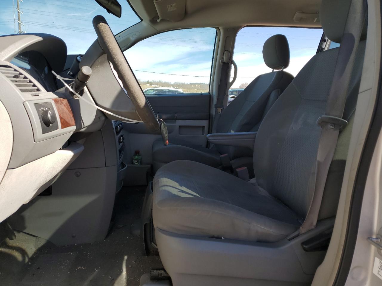 2009 Chrysler Town & Country - Image 7