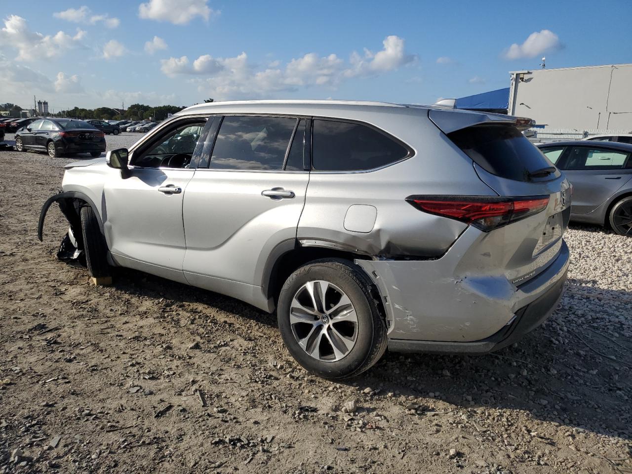 2022 Toyota Highlander - Image 2