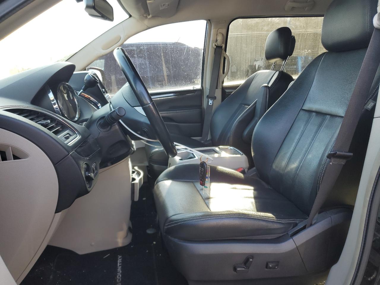 2015 Chrysler Town & Country - Image 7