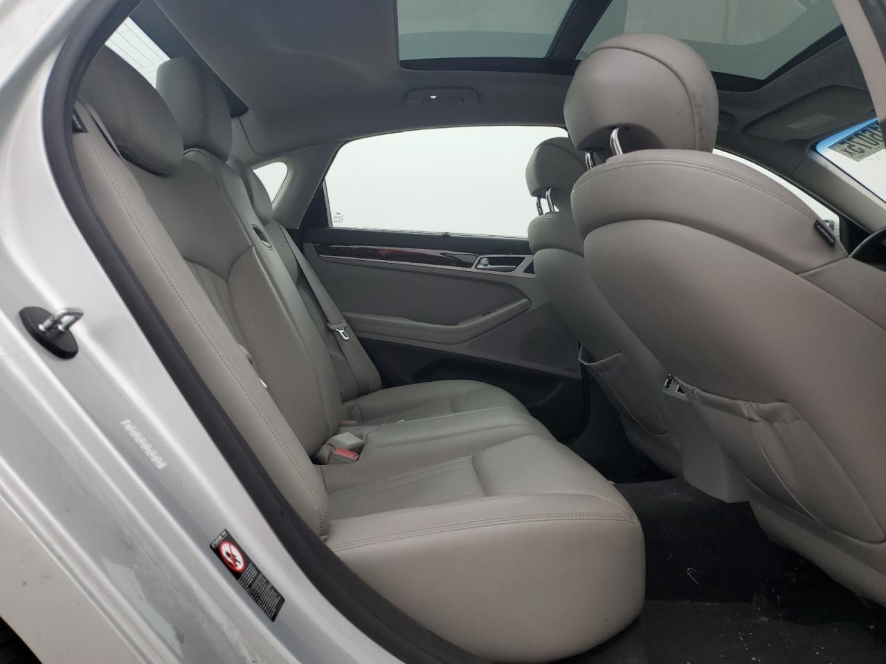 2015 Hyundai Genesis - Image 10