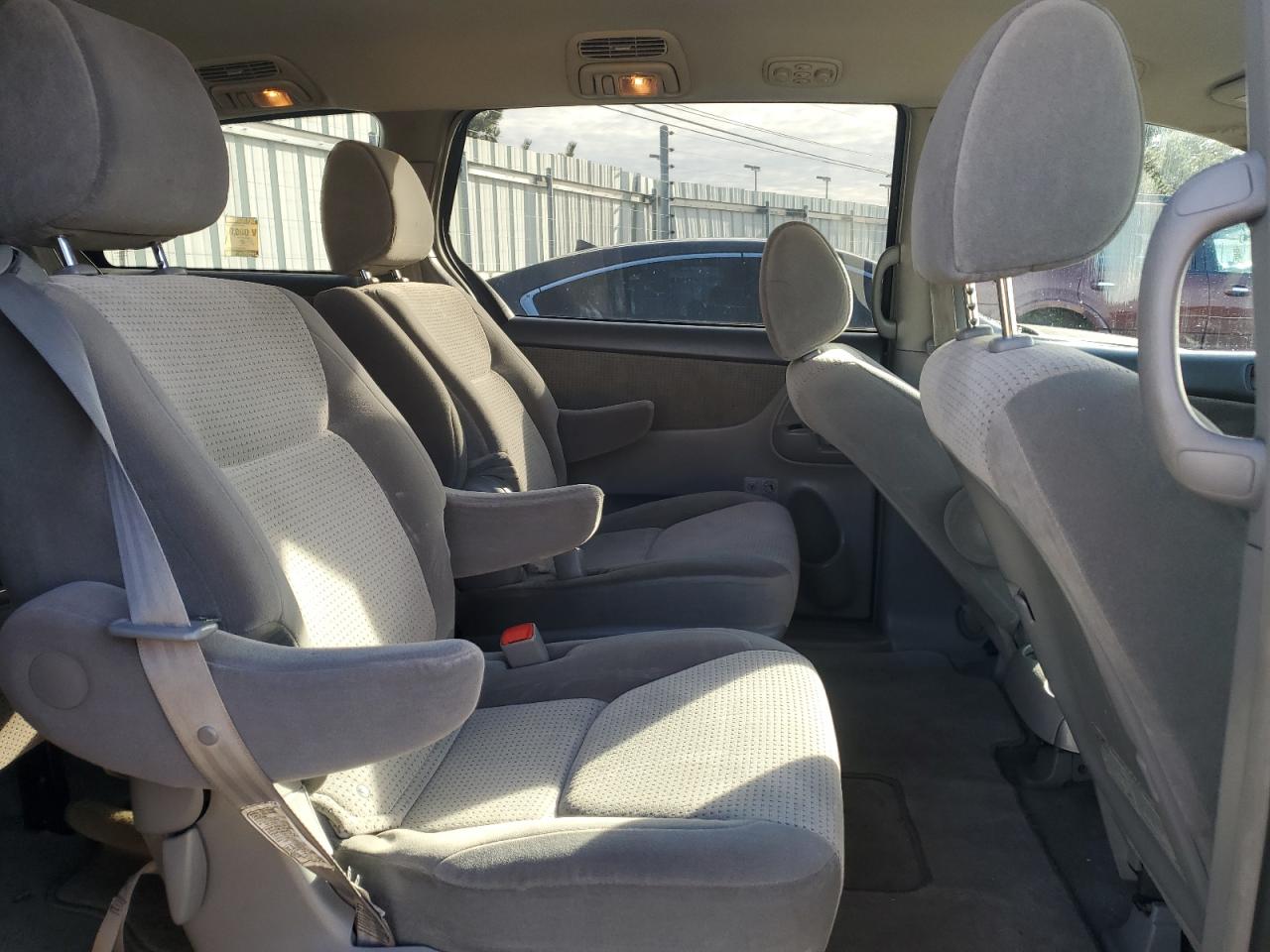 2010 Toyota Sienna - Image 11