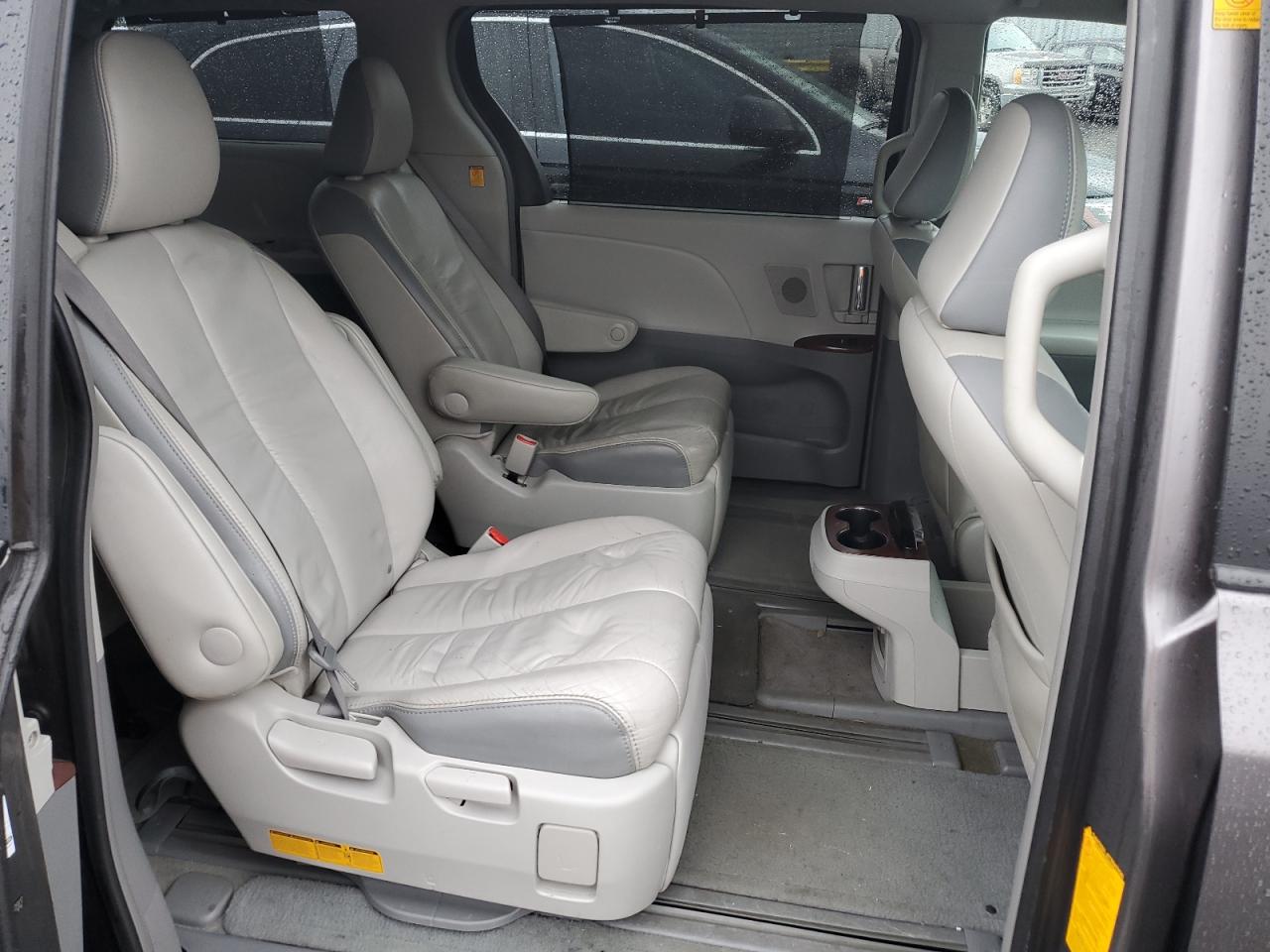 2011 Toyota Sienna - Image 11
