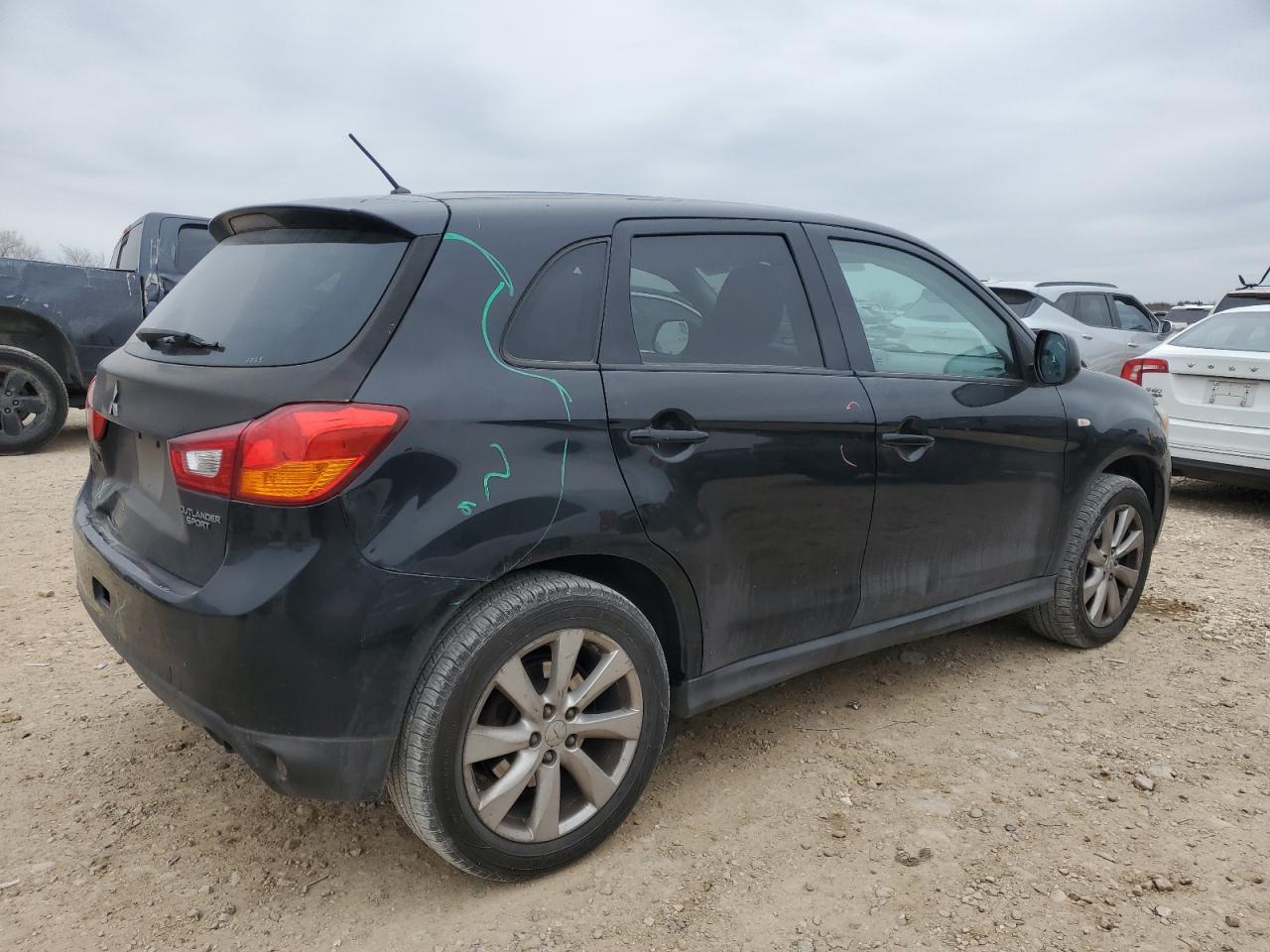 2014 Mitsubishi Outlander - Image 3