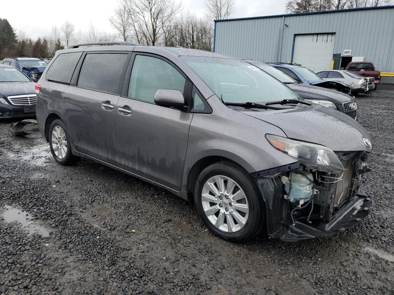 2011 Toyota Sienna - Image 4