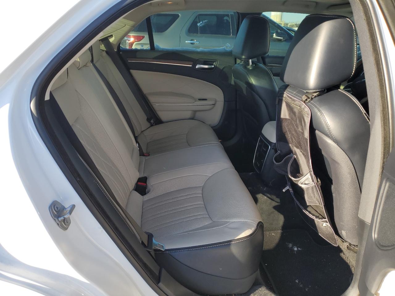 2019 Chrysler 300 - Image 10