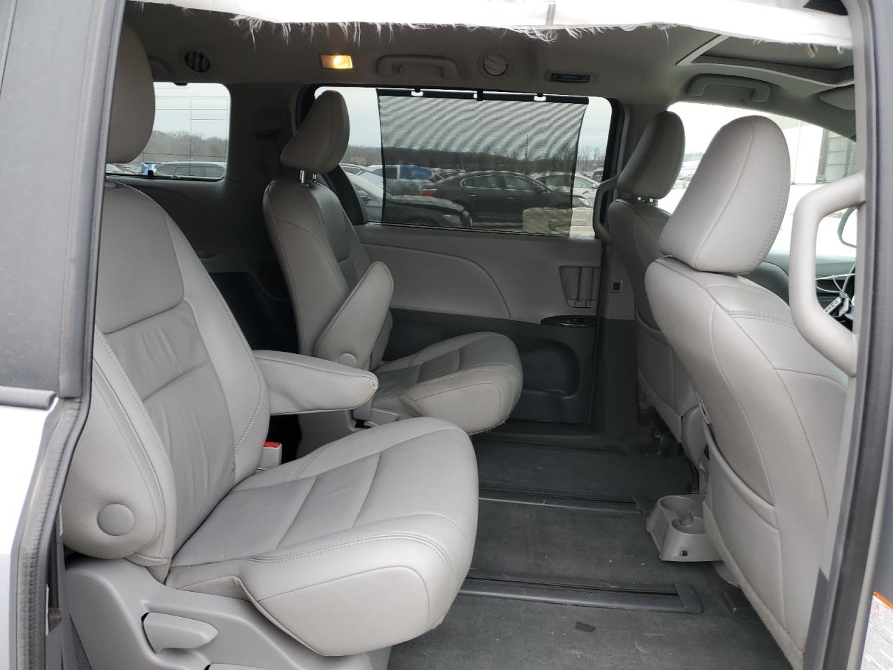 2015 Toyota Sienna - Image 11