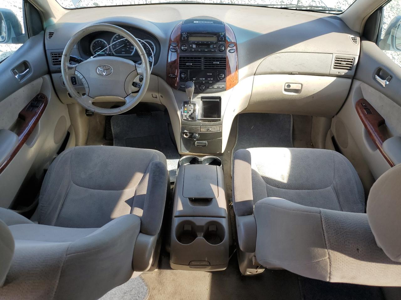2004 Toyota Sienna - Image 8