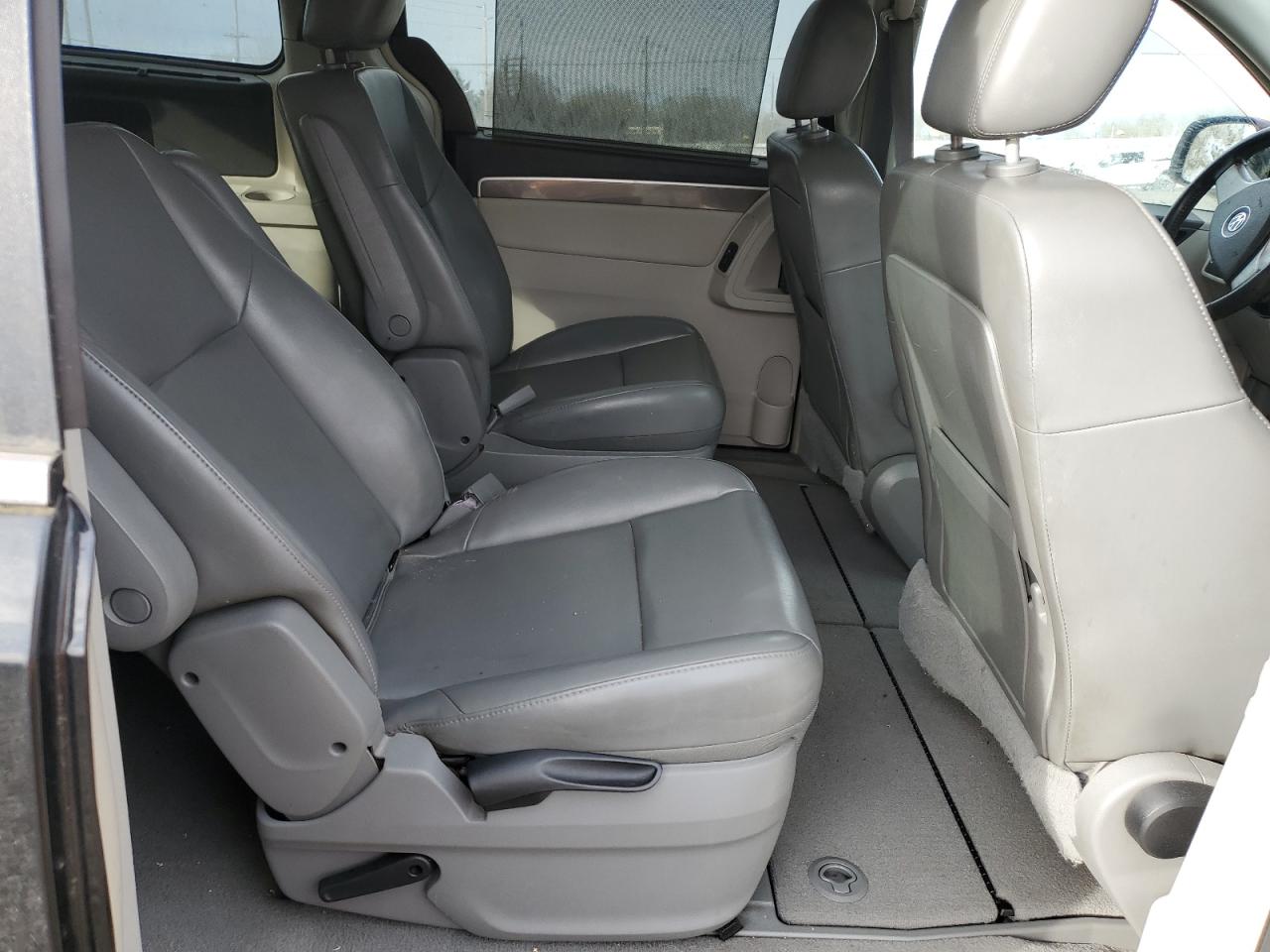2010 Volkswagen Routan - Image 12