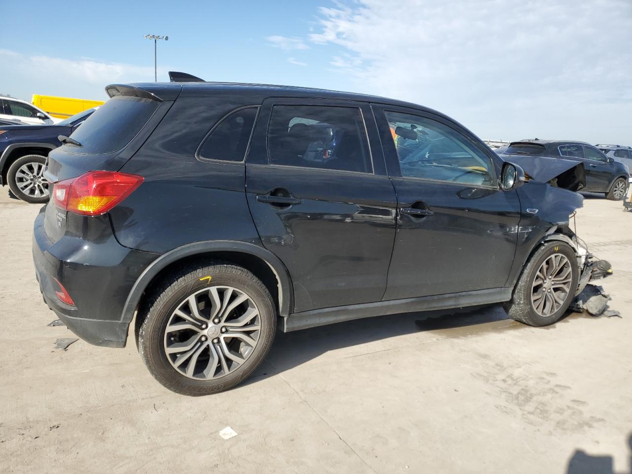 2018 Mitsubishi Outlander - Image 3