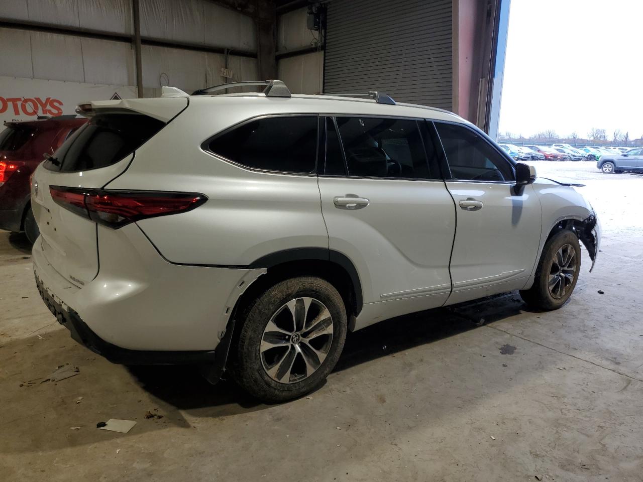 2022 Toyota Highlander - Image 3