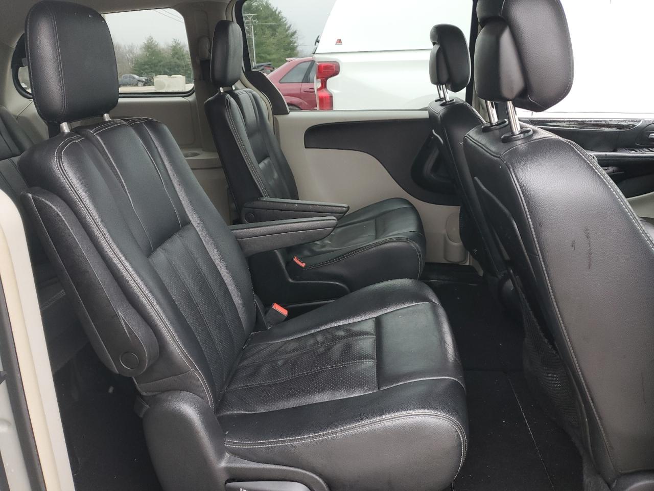2012 Chrysler Town & Country - Image 11