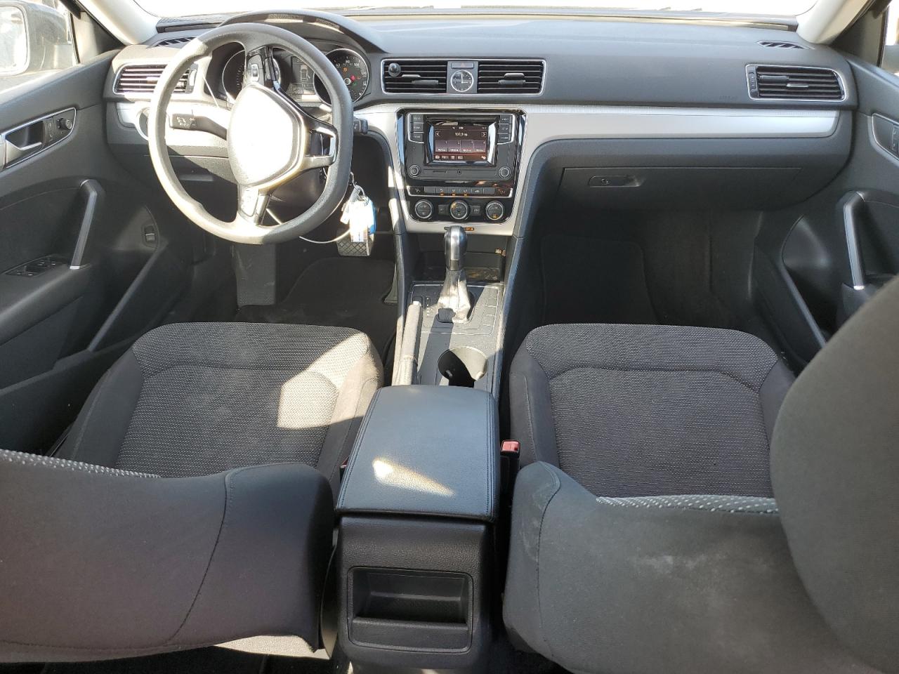 2017 Volkswagen Passat - Image 8