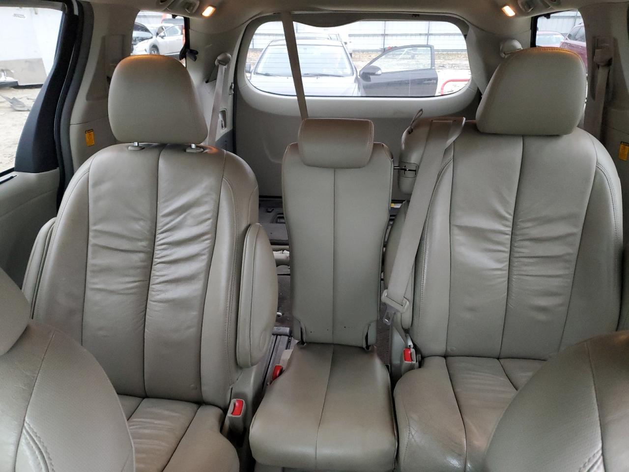2011 Toyota Sienna - Image 10