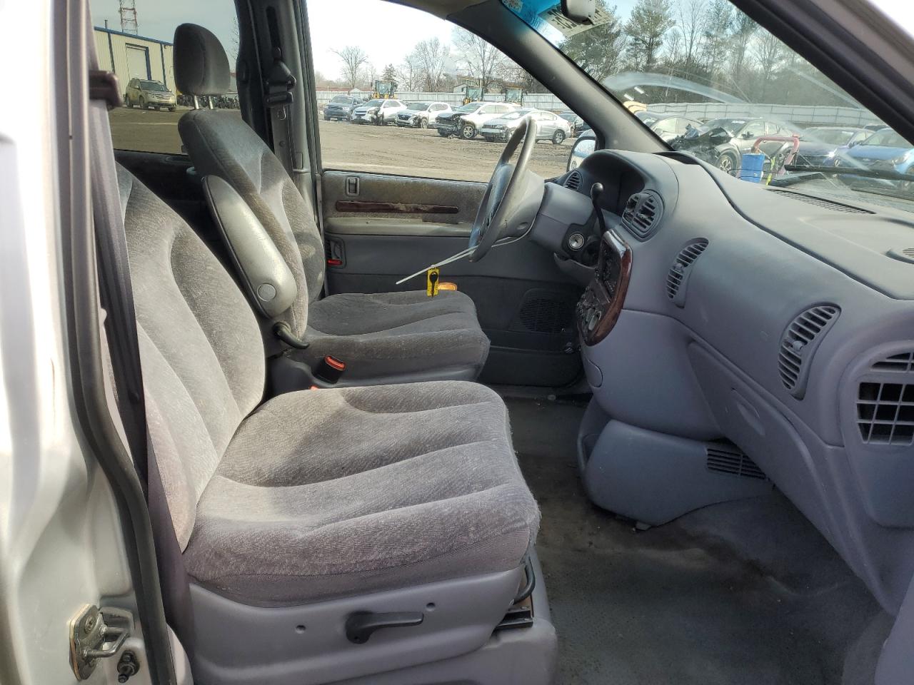 2000 Chrysler Town & Country - Image 7