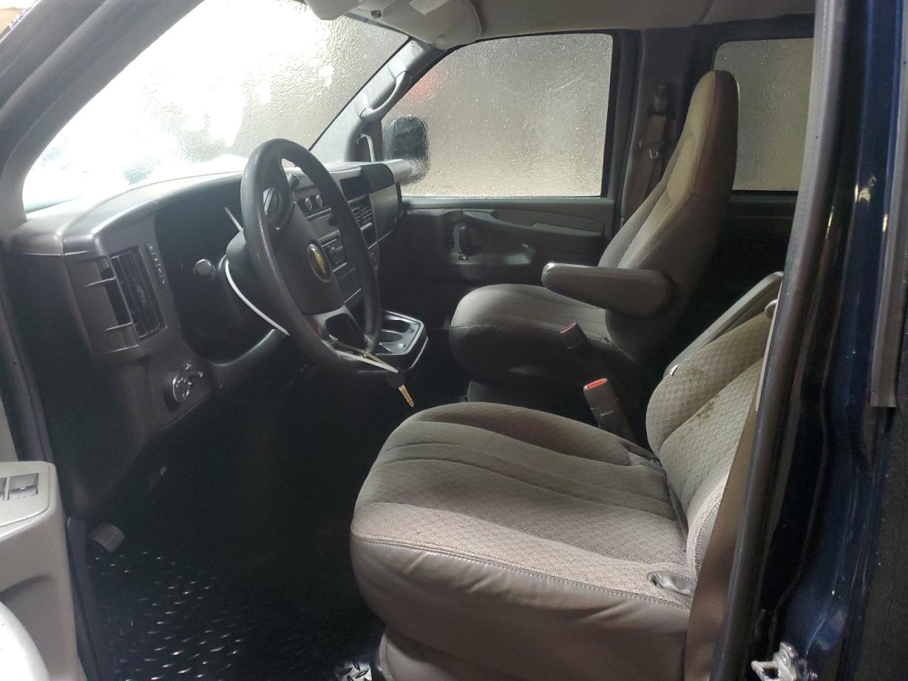 2009 Chevrolet Express - Image 7
