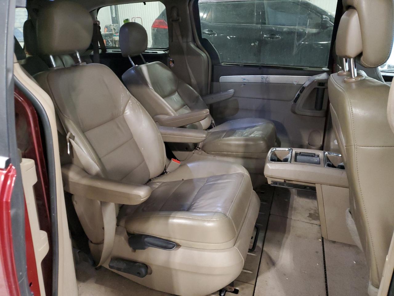 2012 Volkswagen Routan - Image 11