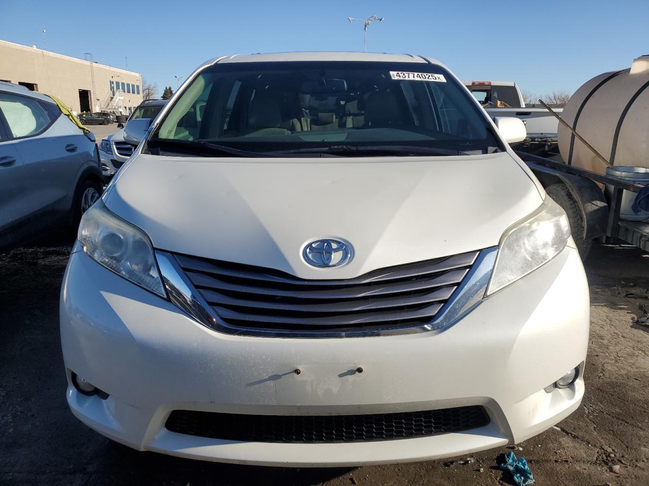 2017 Toyota Sienna - Image 5