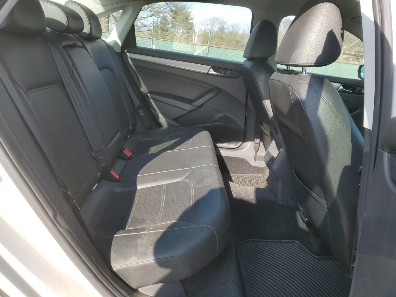 2014 Volkswagen Passat - Image 10