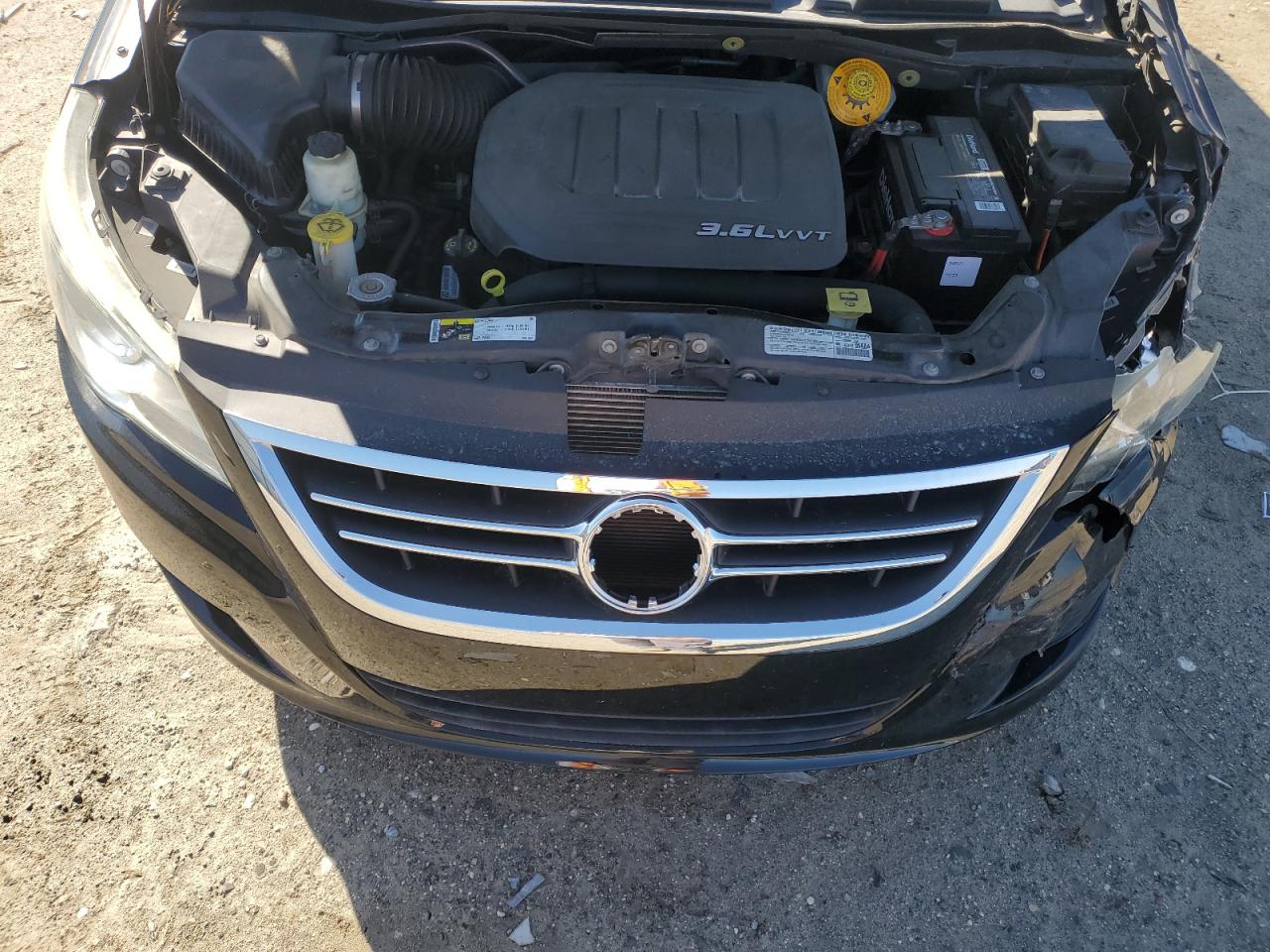 2014 Volkswagen Routan - Image 13