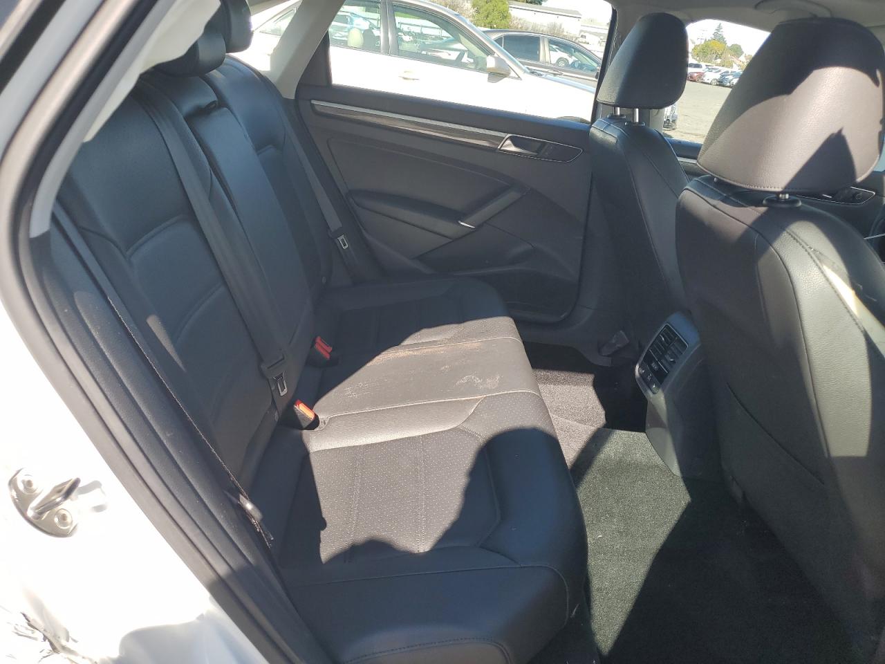 2017 Volkswagen Passat - Image 10