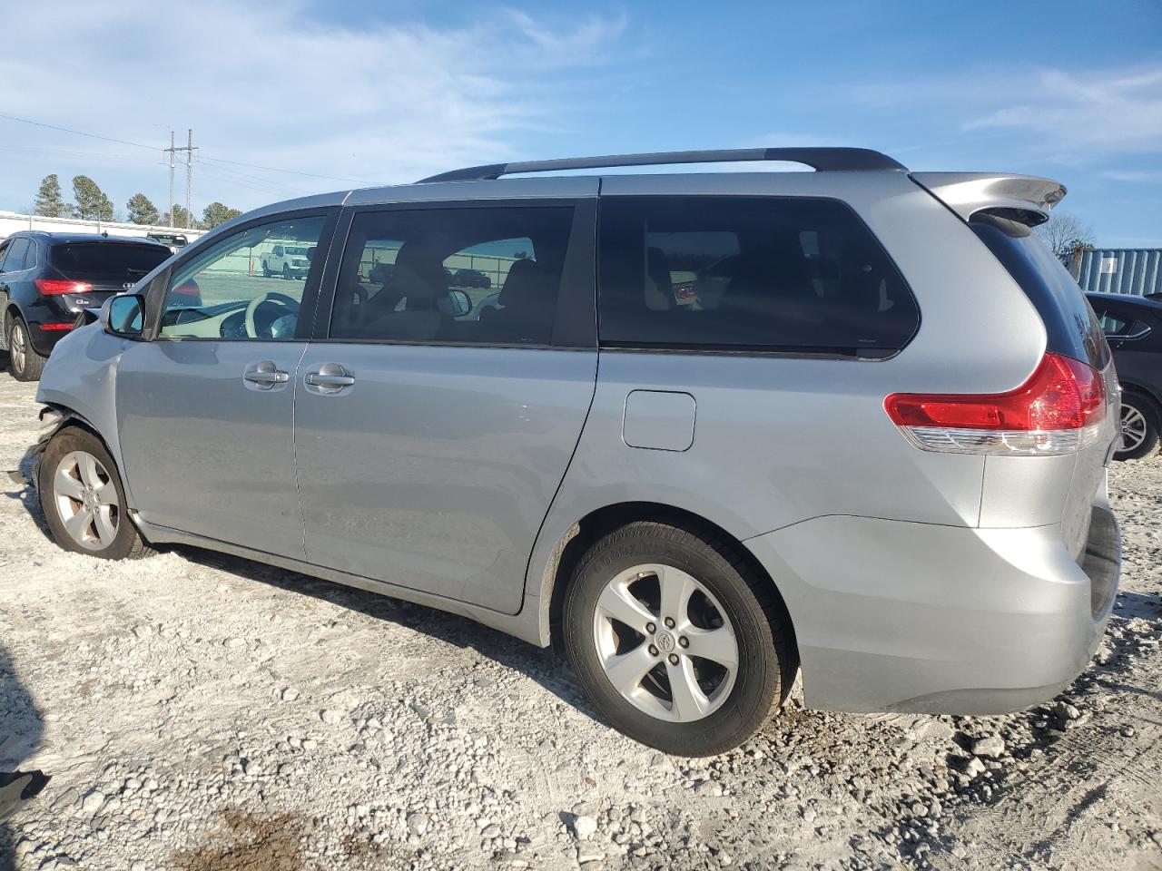 2014 Toyota Sienna - Image 2