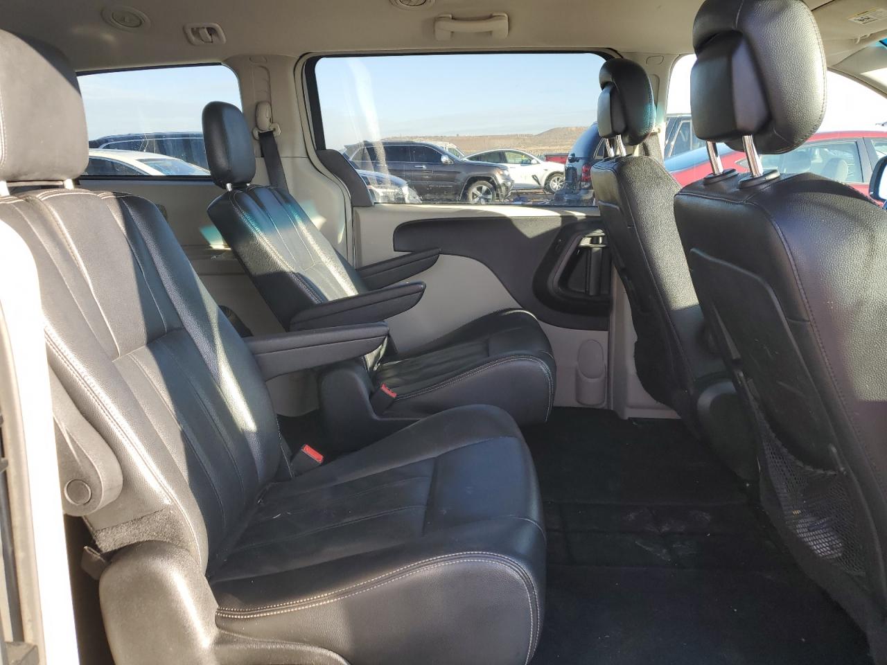 2014 Chrysler Town & Country - Image 11