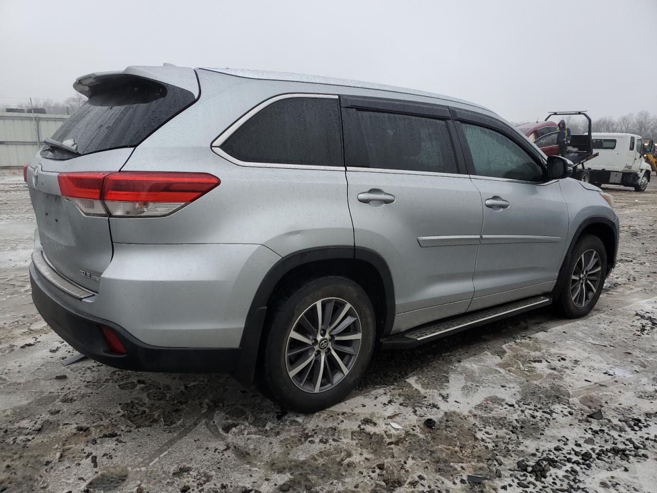 2017 Toyota Highlander - Image 3