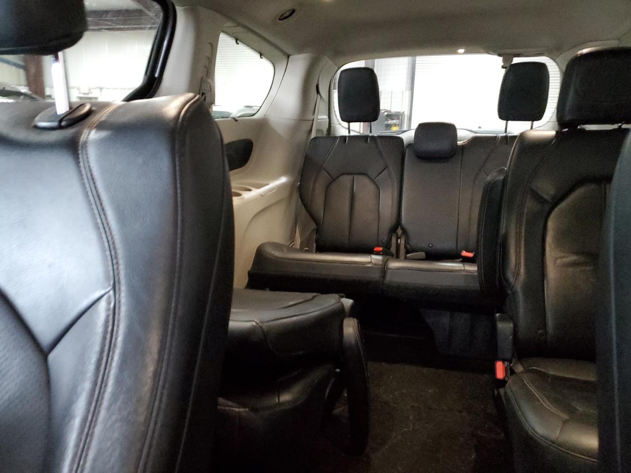 2018 Chrysler Pacifica - Image 10
