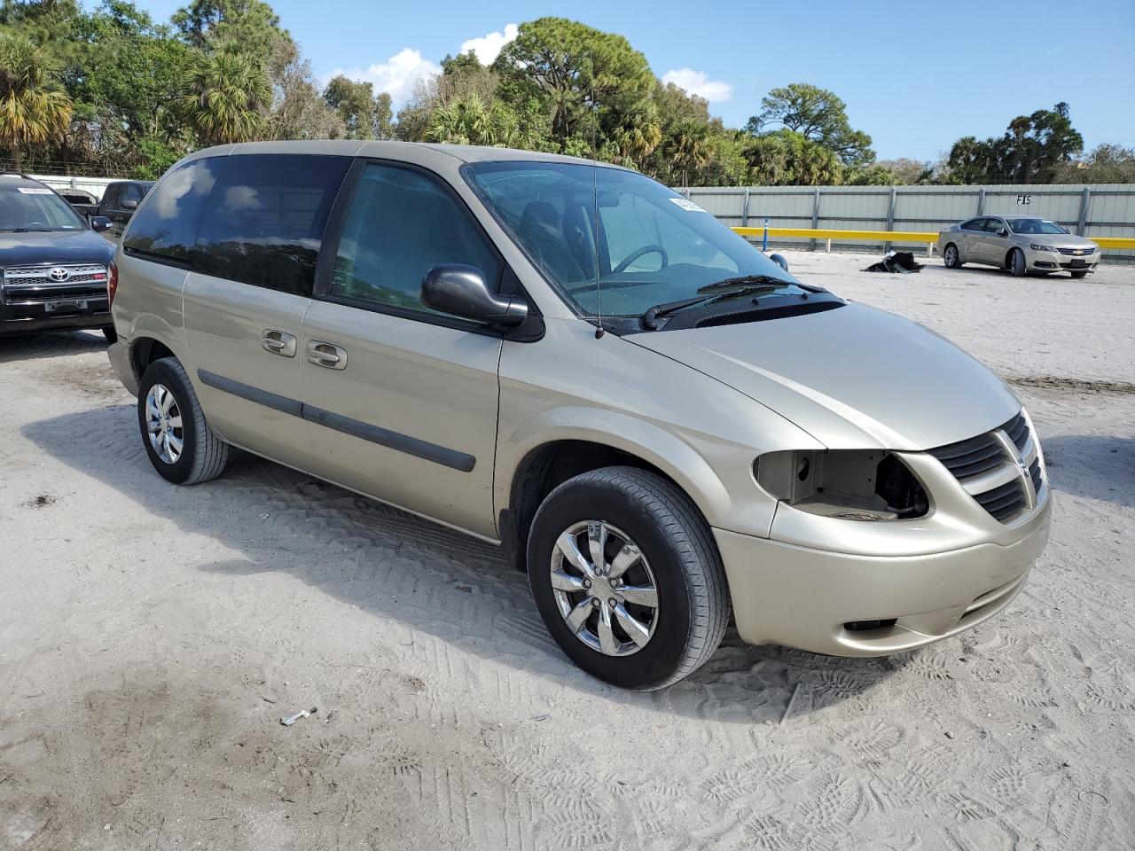2005 Chrysler Town & Country - Image 4