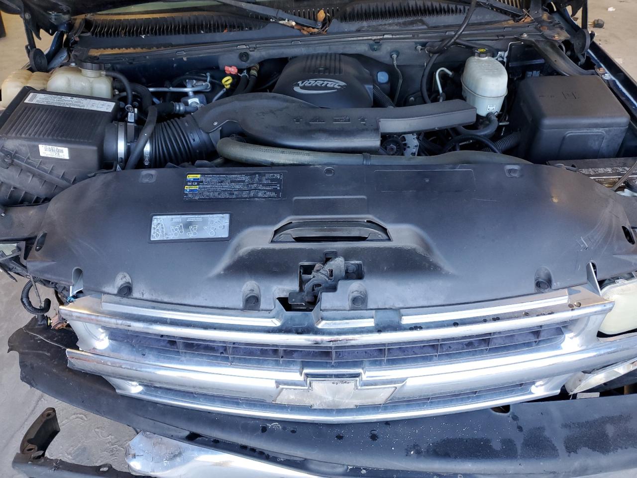 2004 Chevrolet Suburban - Image 13