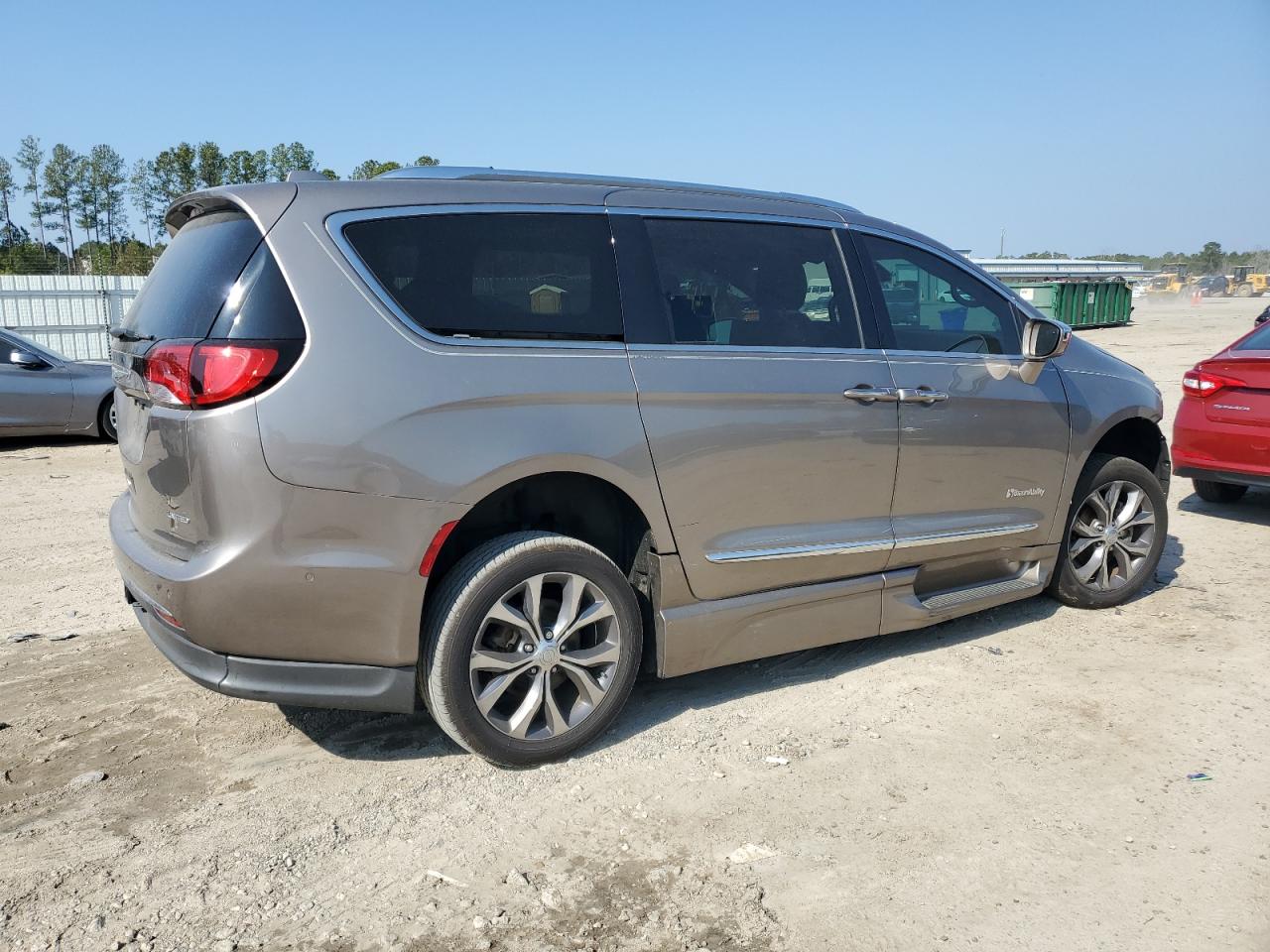 2017 Chrysler Pacifica - Image 3