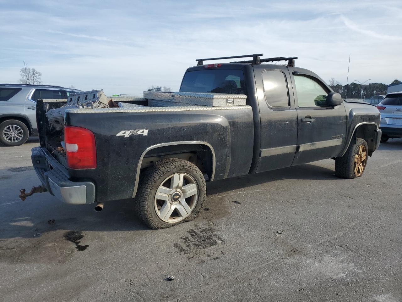 2007 Chevrolet Silverado - Image 3