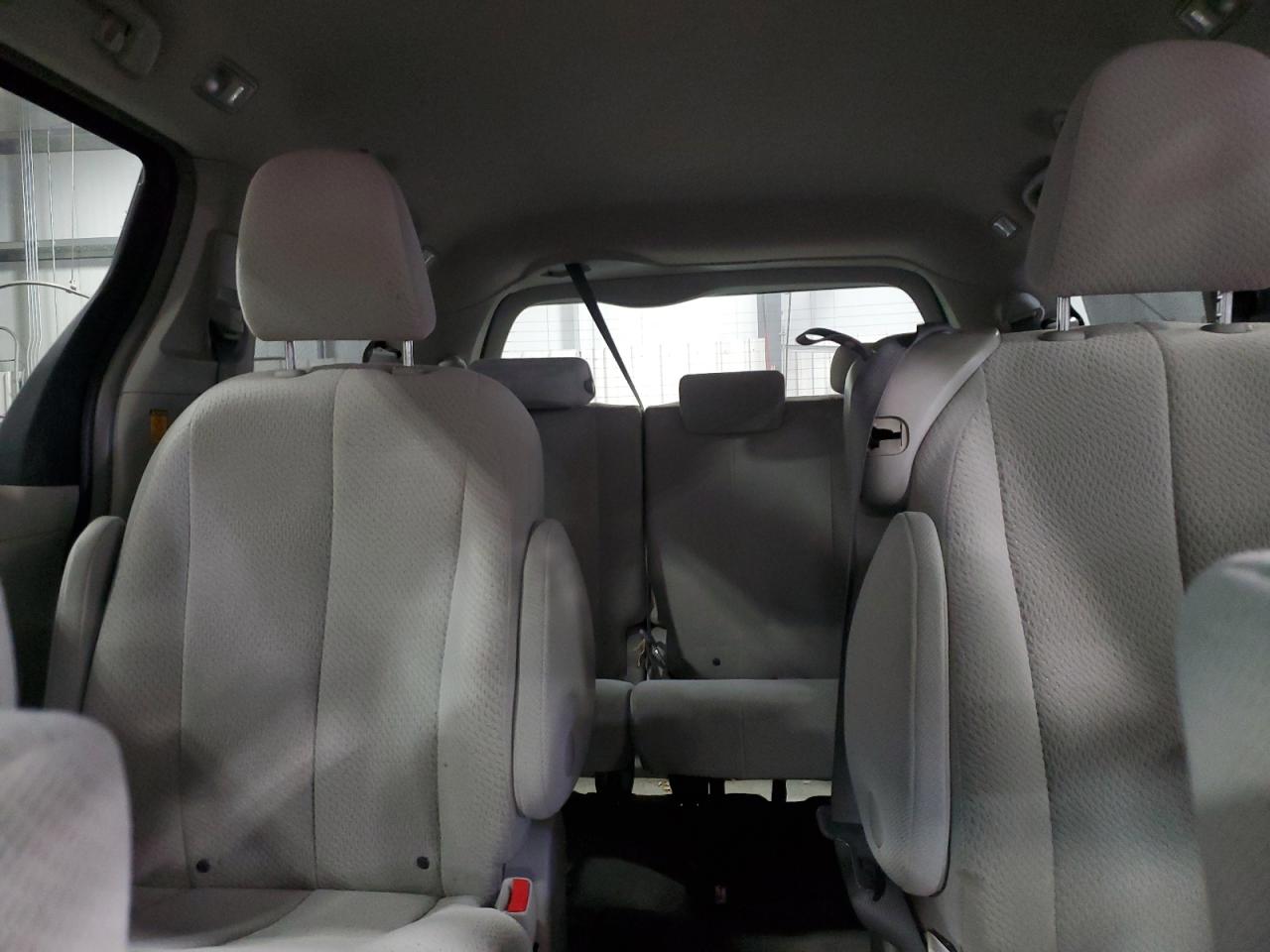 2012 Toyota Sienna - Image 10