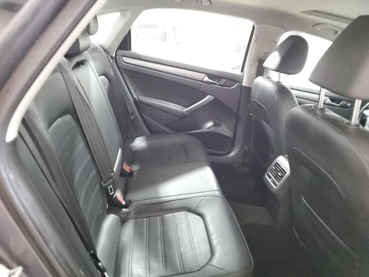 2015 Volkswagen Passat - Image 10