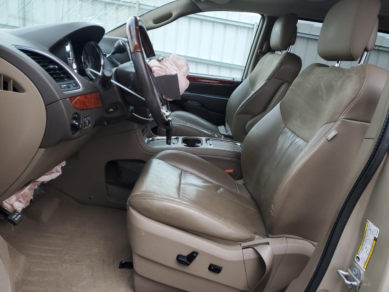 2016 Chrysler Town & Country - Image 7