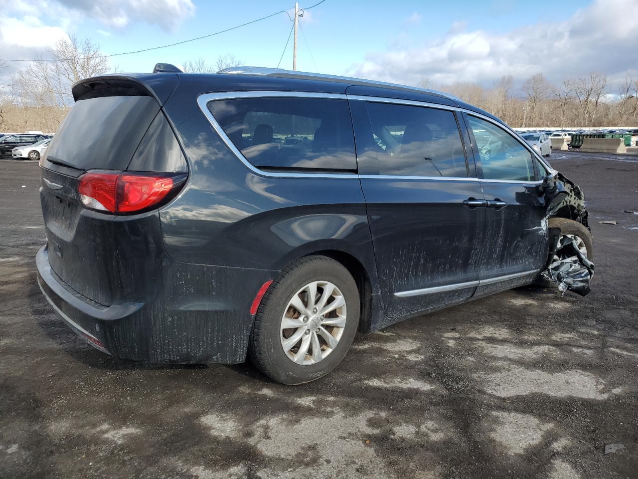 2018 Chrysler Pacifica - Image 3