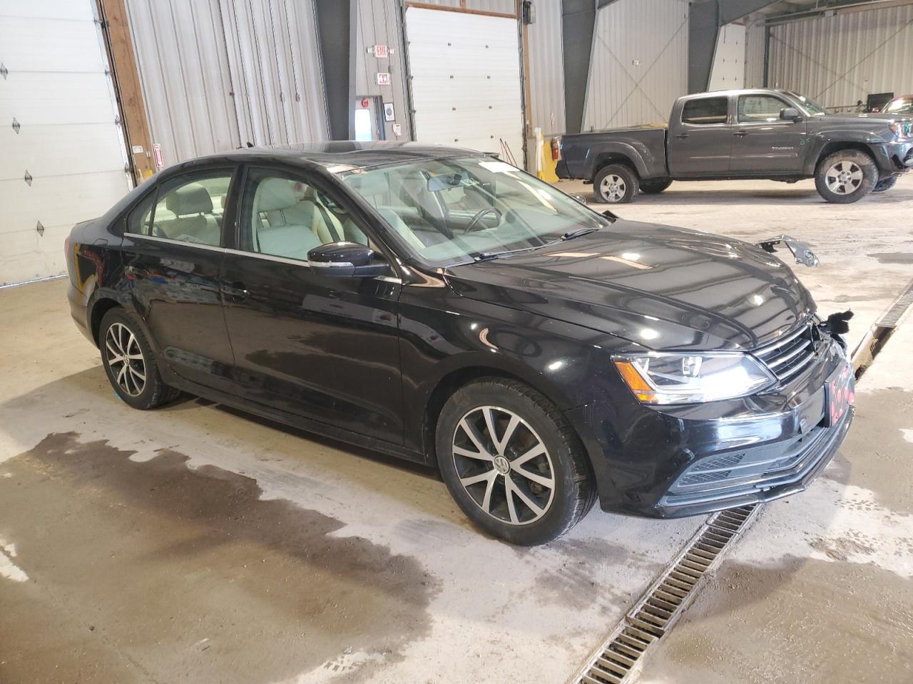 2017 Volkswagen Jetta - Image 4