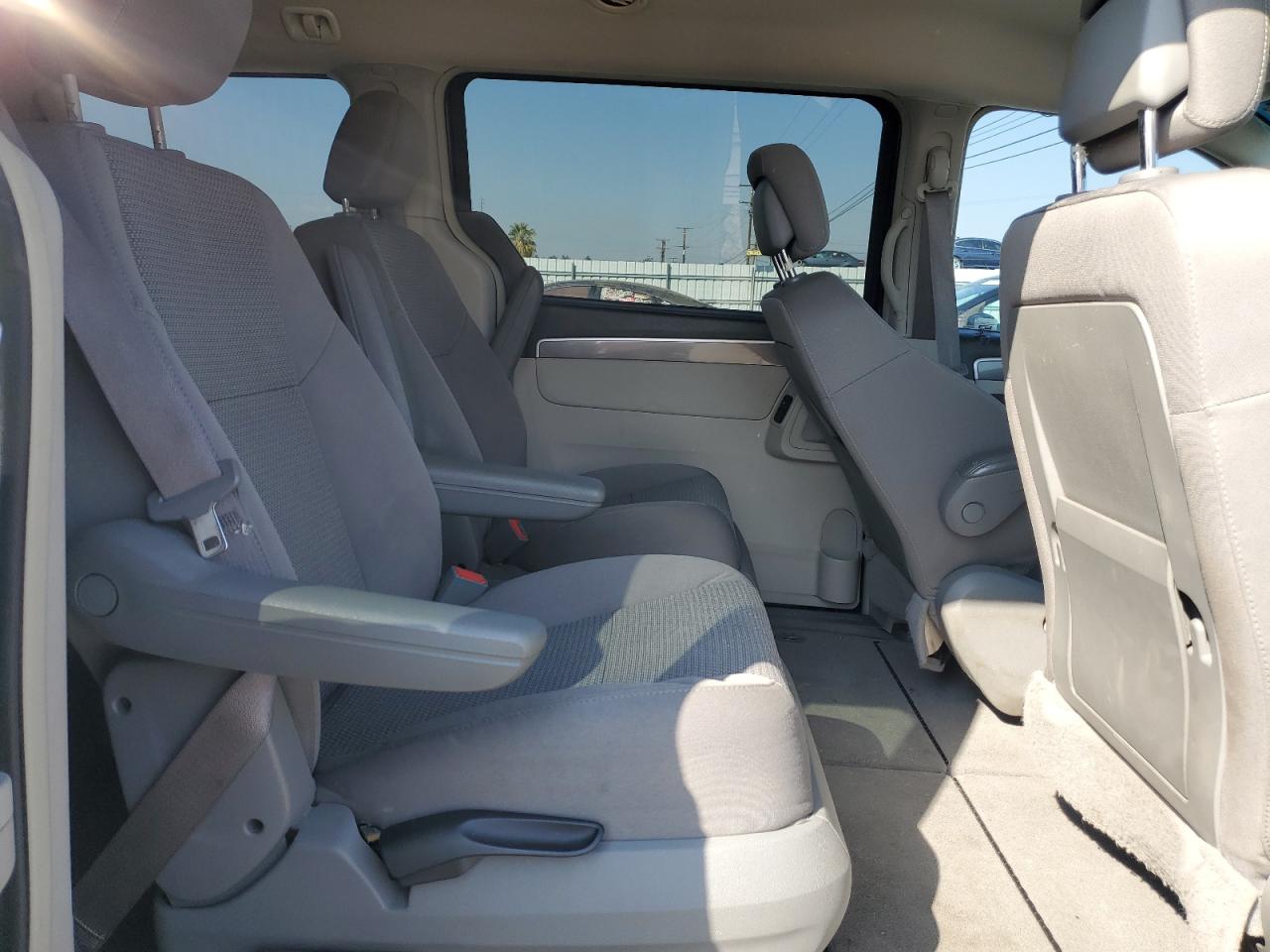 2012 Volkswagen Routan - Image 11