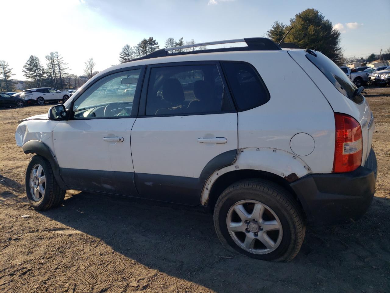 2005 Hyundai Tucson - Image 2