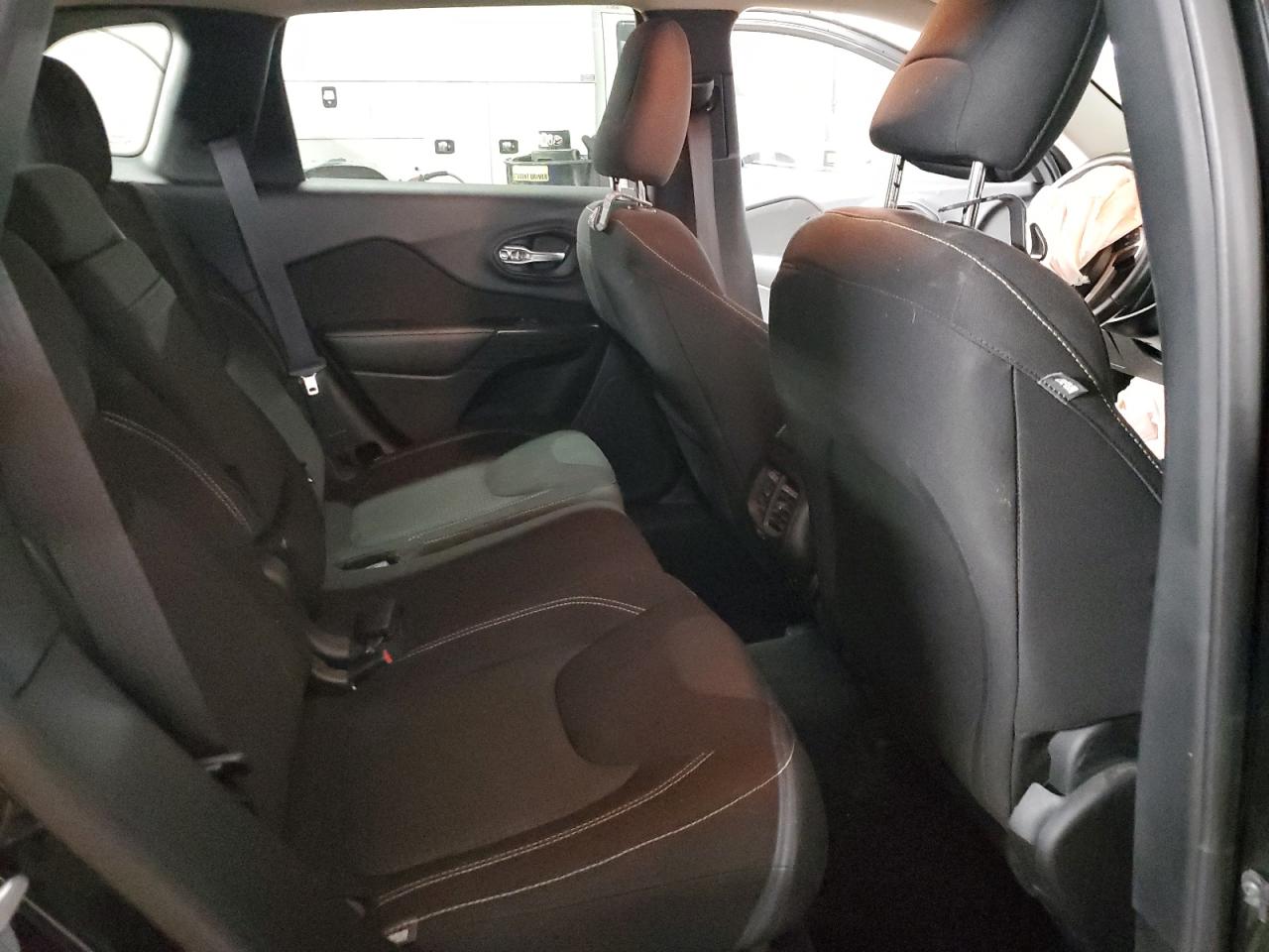 2017 Jeep Grand Cherokee - Image 11