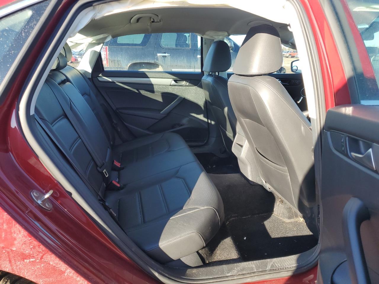 2015 Volkswagen Passat - Image 11