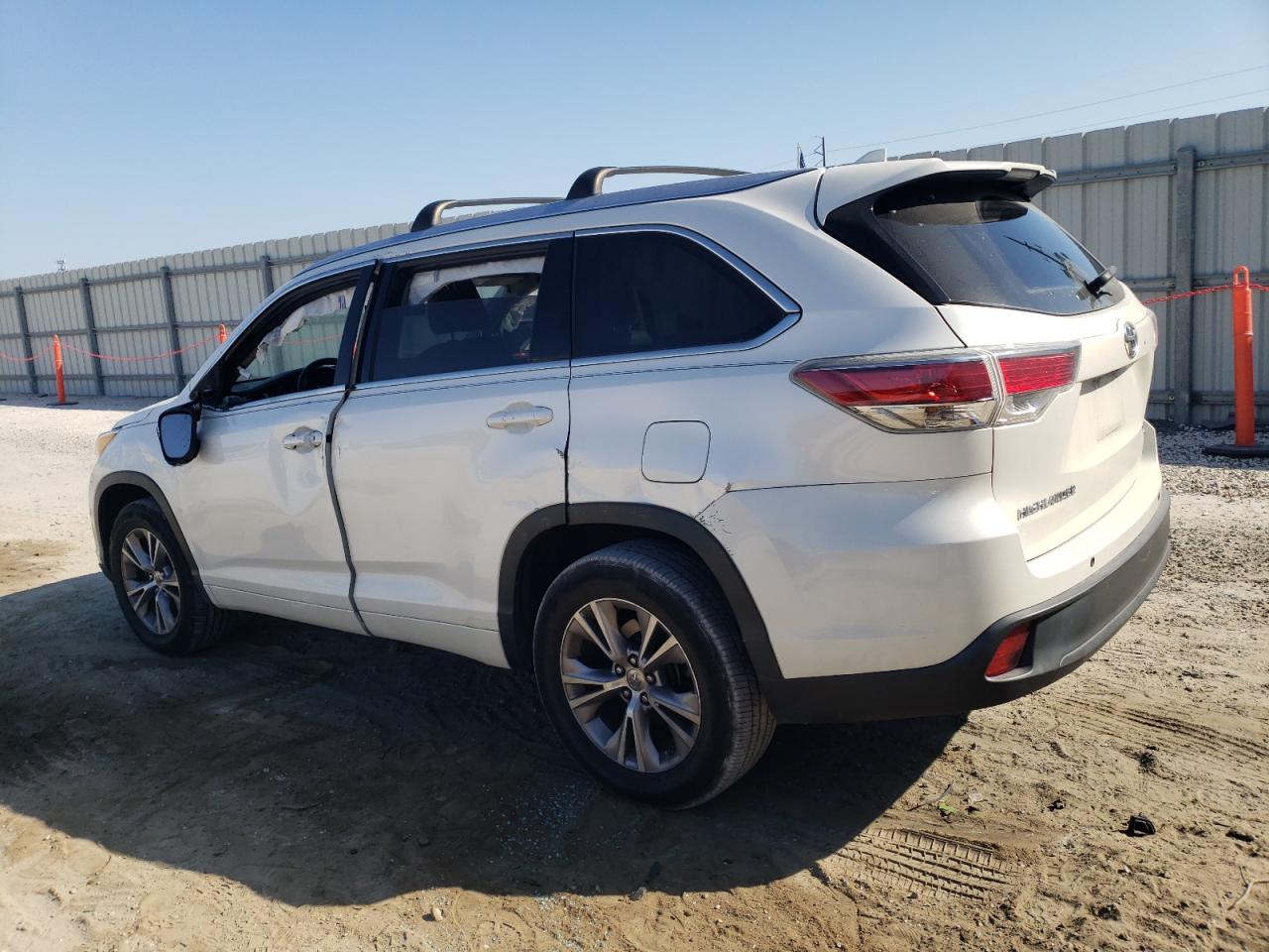 2015 Toyota Highlander - Image 2