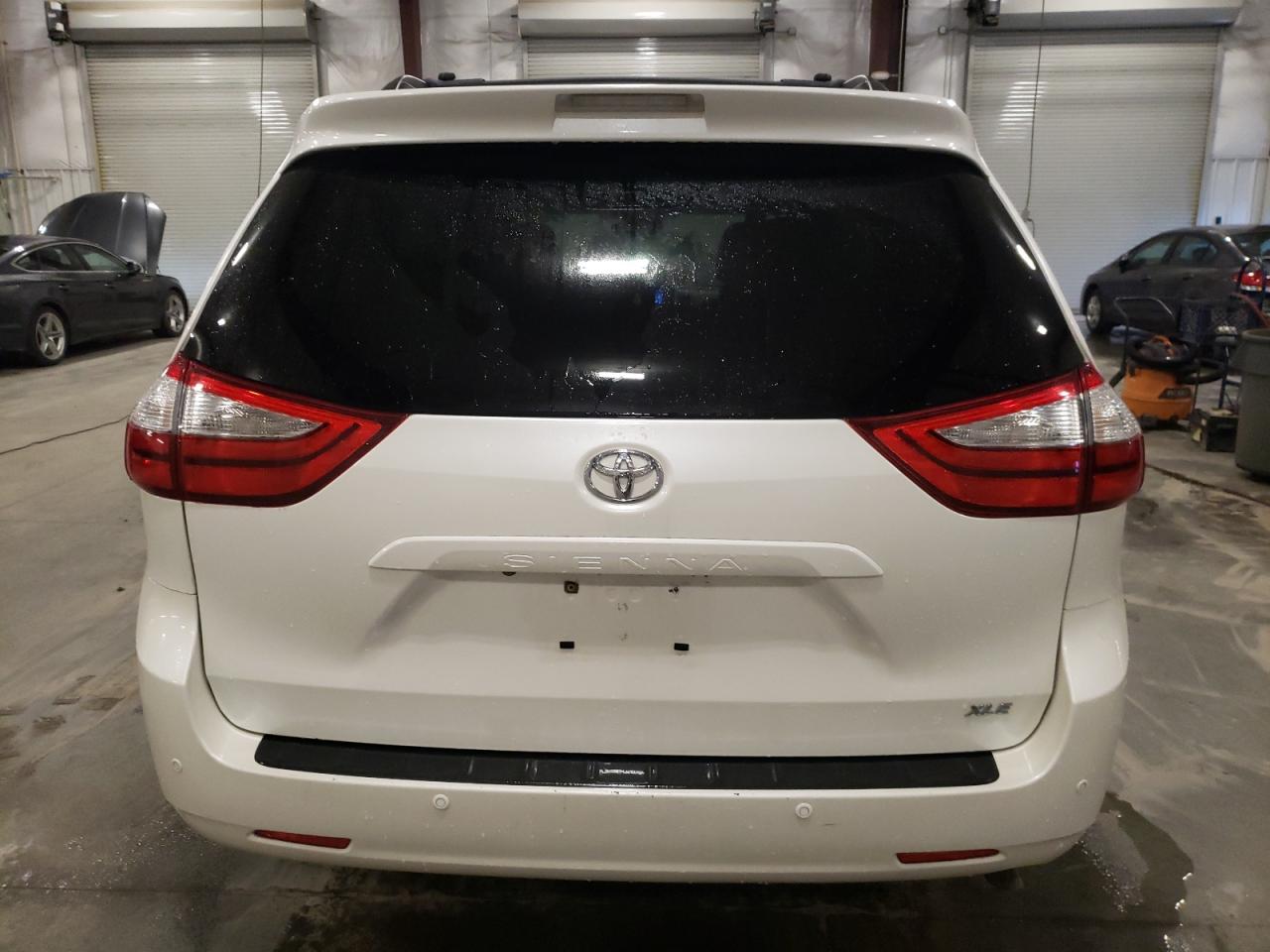 2015 Toyota Sienna - Image 6