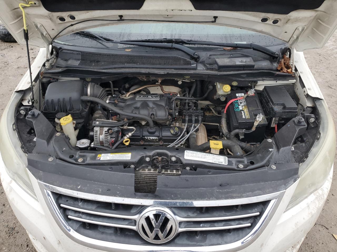 2010 Volkswagen Routan - Image 11
