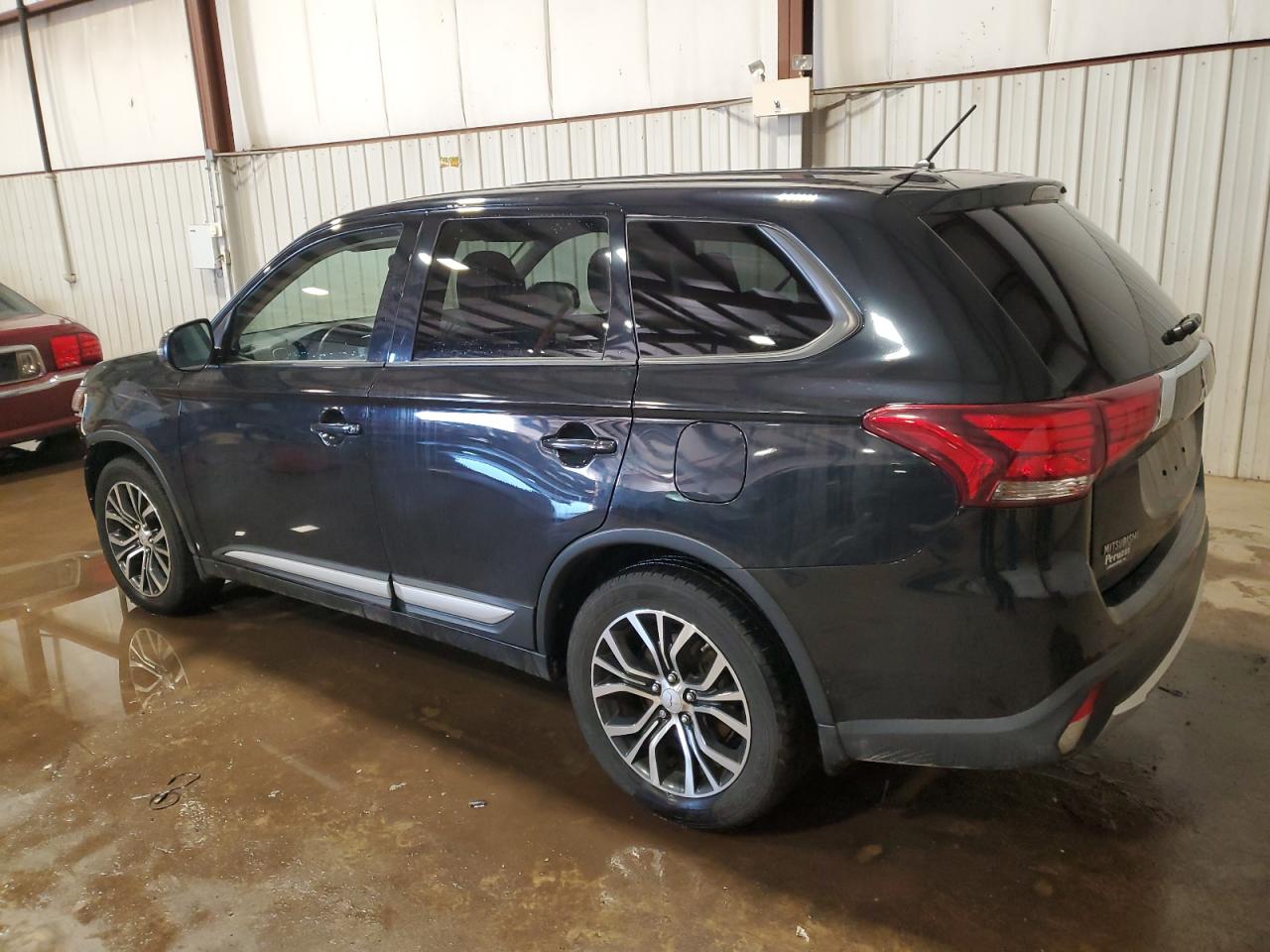 2016 Mitsubishi Outlander - Image 2