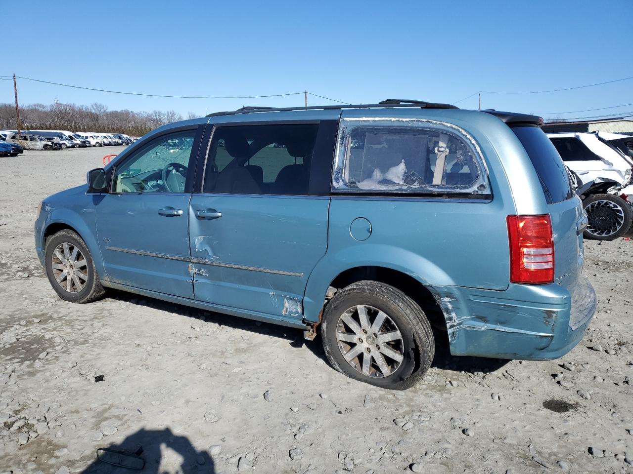2009 Chrysler Town & Country - Image 2