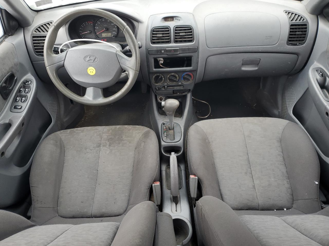 2005 Hyundai Accent - Image 8
