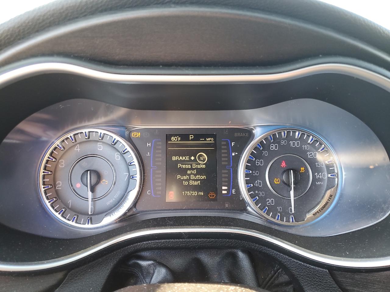 2016 Chrysler 200 - Image 9