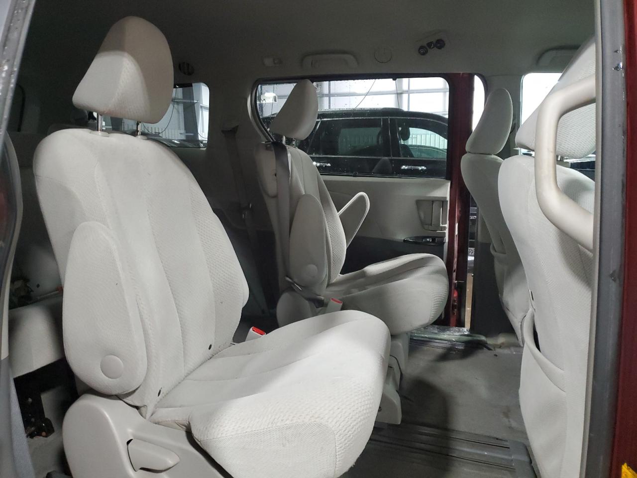 2012 Toyota Sienna - Image 12